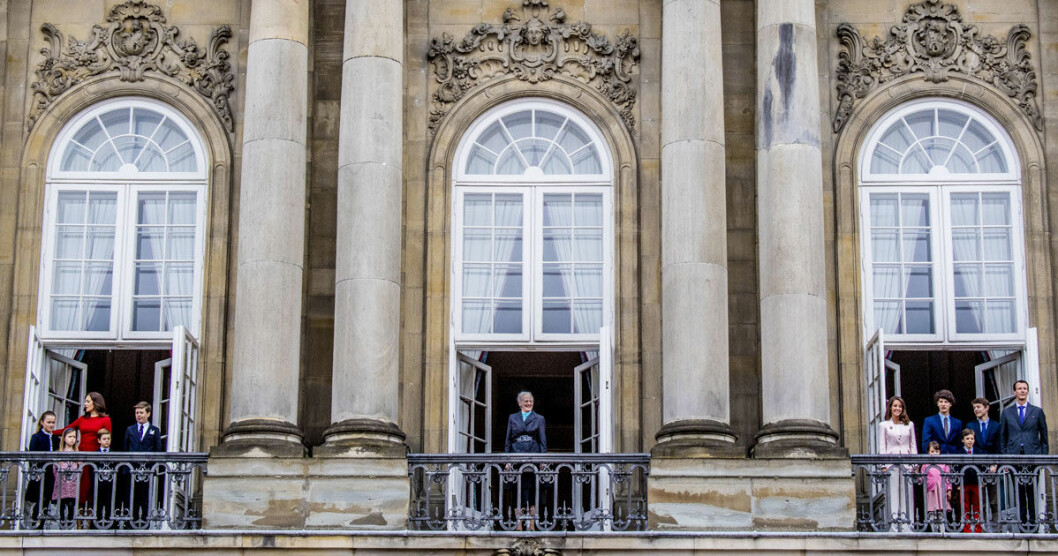 Drottning Margrethe fick detta år stå ensam på sin balkong, men det dröjde inte länge förrän alla samlades runt henne.
