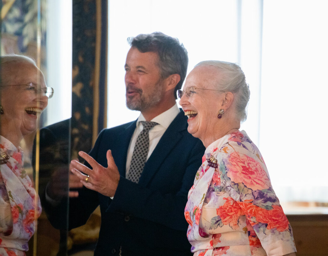 Kronprins Frederik vid sin mammas sida igen. Och ja, du ser: det var stor glädje i den återföreningen. Efter hemmaisoleringen: Drottning Margrethe och kronprins Frederik kan träffas igen.