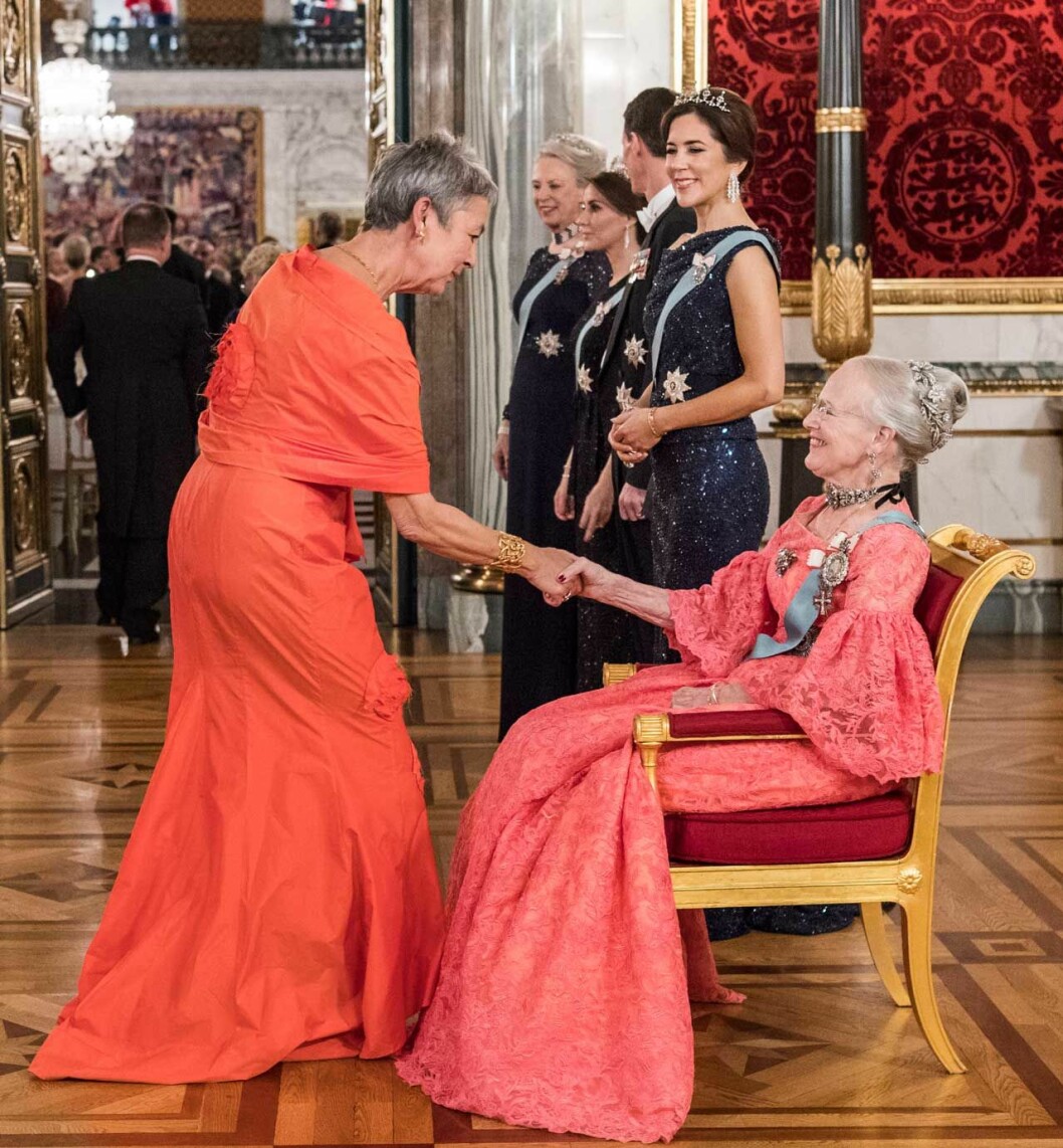 Drottning Margrethe tar emot sina gäster vid galamiddagen på Christiansborg Slot i Köpenhamn.