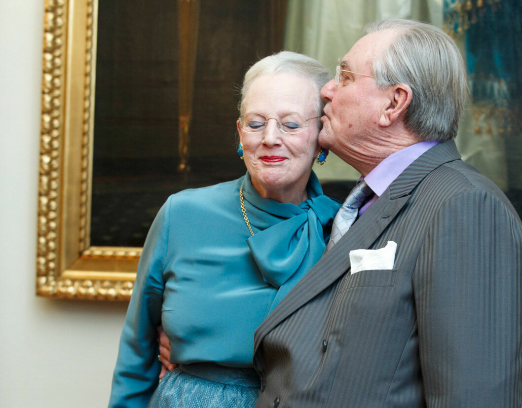 …och i en öm kyss, många år senare. Tomrummet är stort, men drottning Margrethe har rest sig ur sorgen och gått vidare, trots allt. Drottning Margrethe och prins Henrik