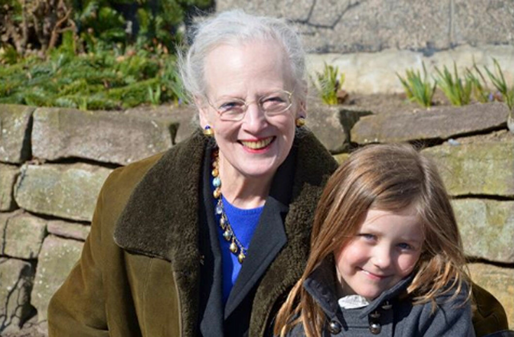 Visst, hon har fyllt 80. Men Margrethe säger att inuti känner hon sig som samma person som alltid varit. Här med barnbarnet Isabella. Drottning Margrethe och prinsessan Isabella.