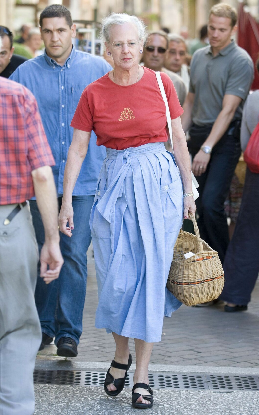 Blå kjol och t-shirt. En snygg sommarlook på danska drottningen. Margrethe i blå kjol