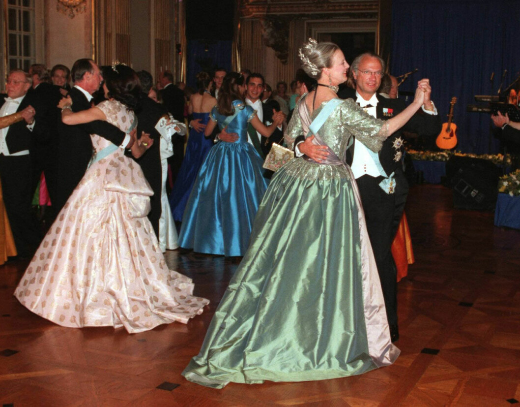 Kungen och Margrethe på dansgolvet (tur det var wienervals). En unik bild som togs på hans 50-årskalas 1996. Kungen och drottning Margrethe