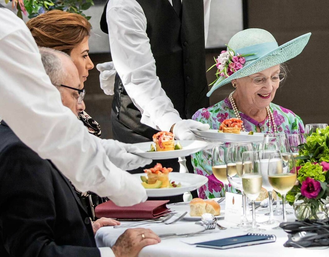 Här kommer palatslunchen. Drottning Margrethe under lunchen hos Argentinas president Mauricio Macri i Buenos Aires.