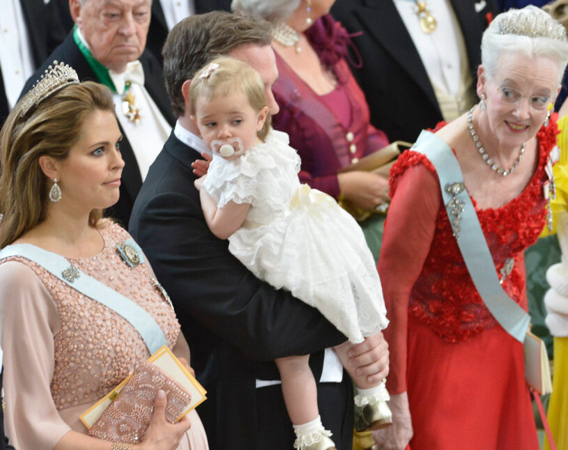Prins Nicolas gjorde sig beredd för sin ankomst till världen, mitt under bröllopet, och drottning Margrethe kastade en orolig blick på Madeleine. Prinsessan Madeleine höggravid med prins Nicolas