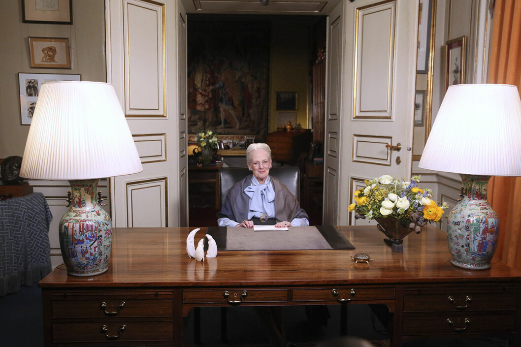Drottning Margrethe i knutblus, redo att läsa sitt nyårstal till medborgarna. Drottning Margrethe