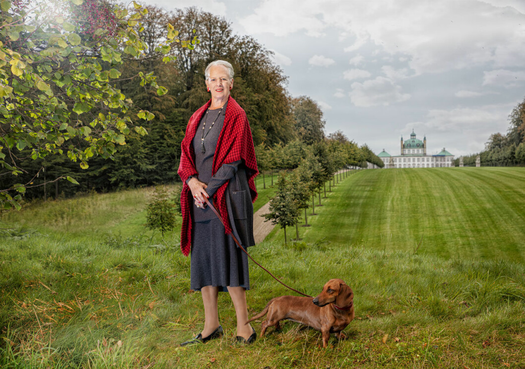 Drottning Margrethe och hennes tax framför Fredensborg. Drottning Margrethe och hennes tax framför Fredensborgs slott.