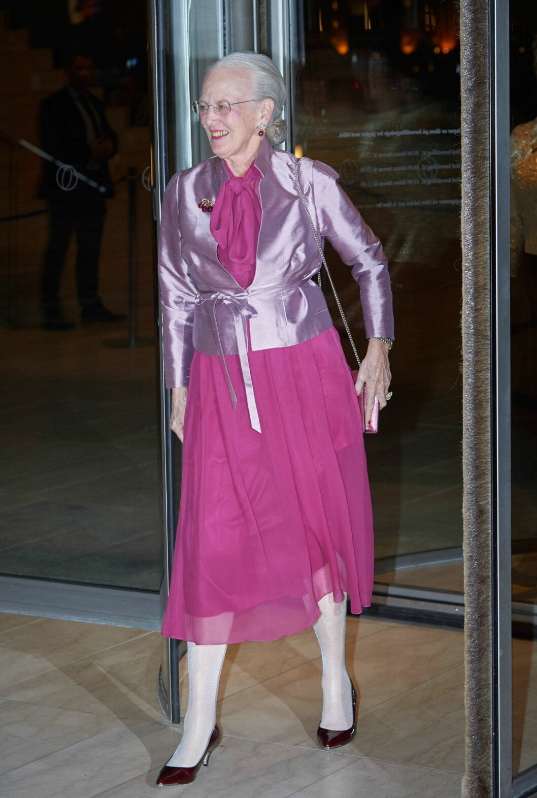 Drottning Margrethe i rosa.