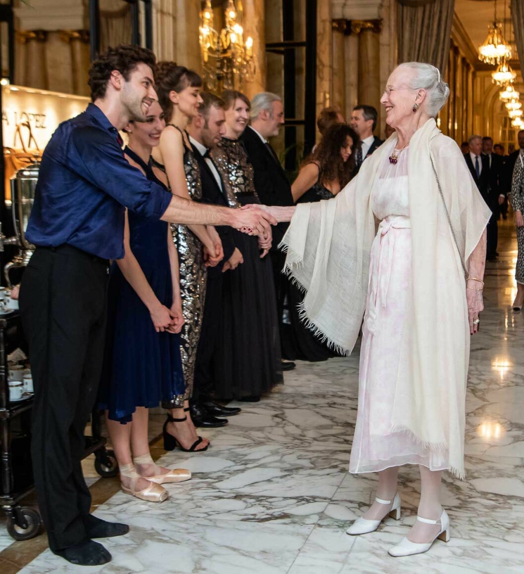 På Danmarks drottning hälsar man med rak arm… Drottning Margrethe under svarsmiddagen på ett lyxhotell i Buenos Aires.