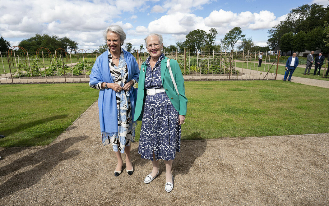 Drottning Margrethe och prinsessan Benedikte vid öppnandet av den nya grönsaksträdgården vid Gråsten slott. Drottning Margrethe och prinsessan Benedikte