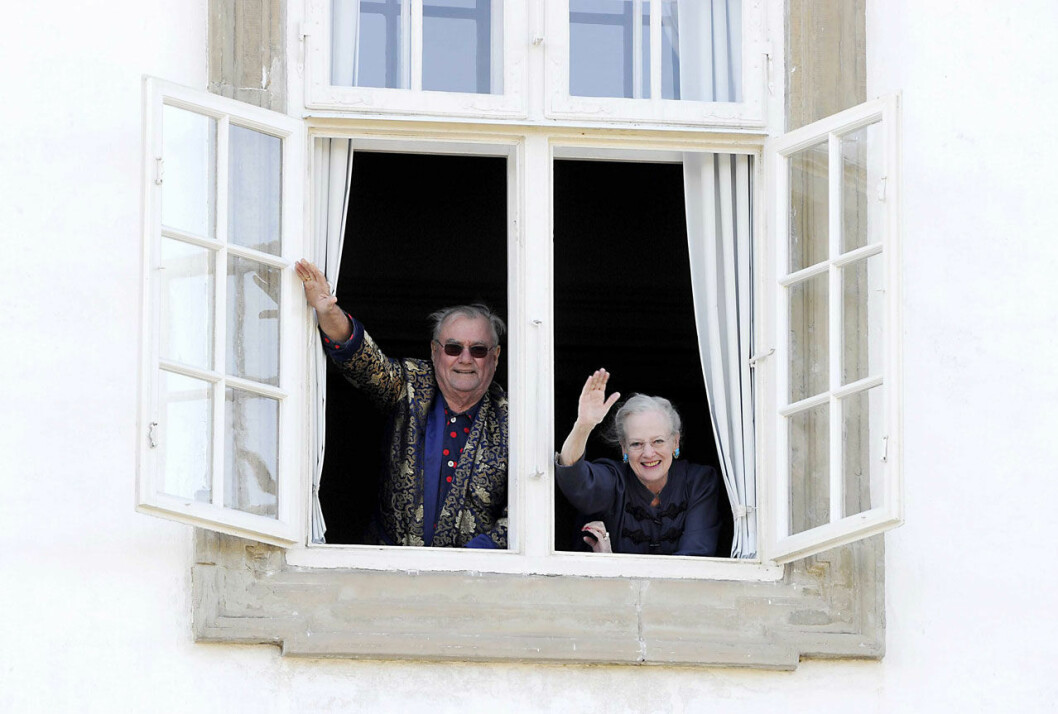 Så här glatt brukade det vara vid födelsedagsväckningen medan prins Henrik levde. Drottning Margrethe och prins Henrik.