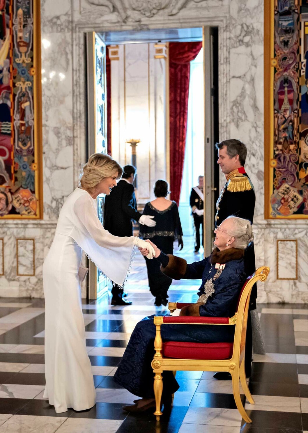Hon går lite knackigt och den förgyllda stolen är allltid redo. Men 79-åriga Margrethe håller fanan högt, hon är en kunglighet av den gamla skolan: Det är plikten framför allt. Drottning Margrethe i sin stol under en mottagning i Köpenhamn.