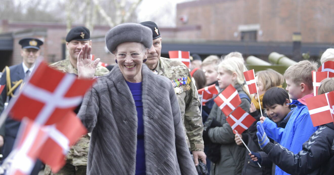 Drottning Margrethe vinkar till danska folket i ett hav av folk och flaggor