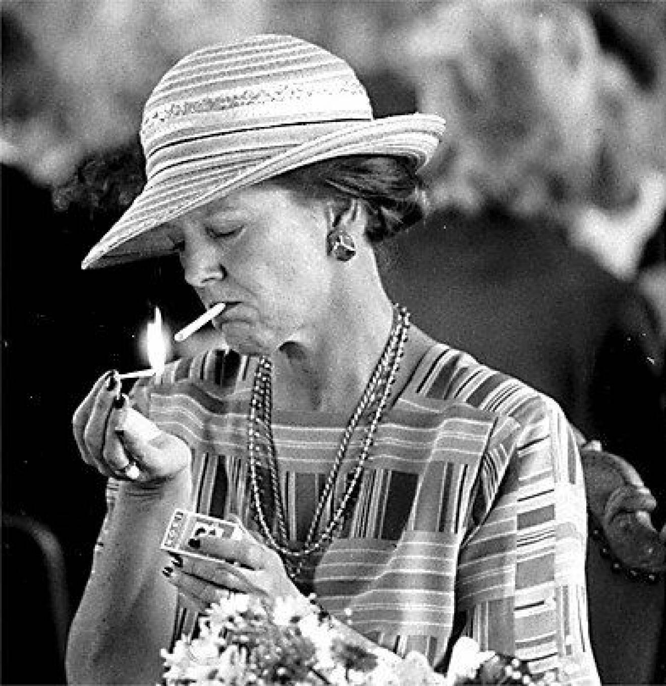 Drottning Margrethe tänder en cigarett.