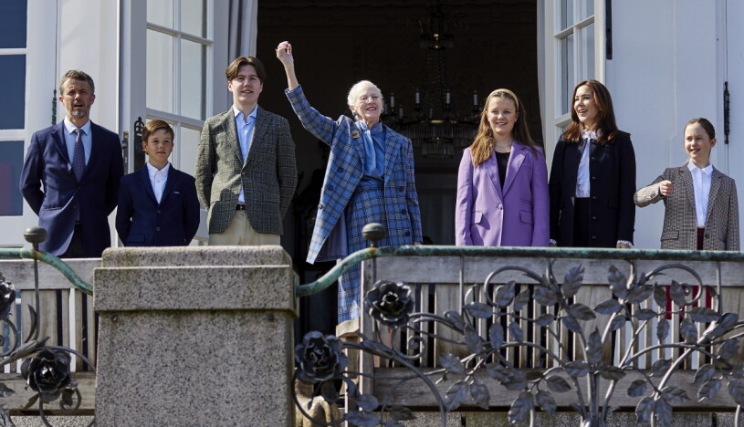 Kronprinsfamiljen och drottning Margrethe på 82-årsdagen.