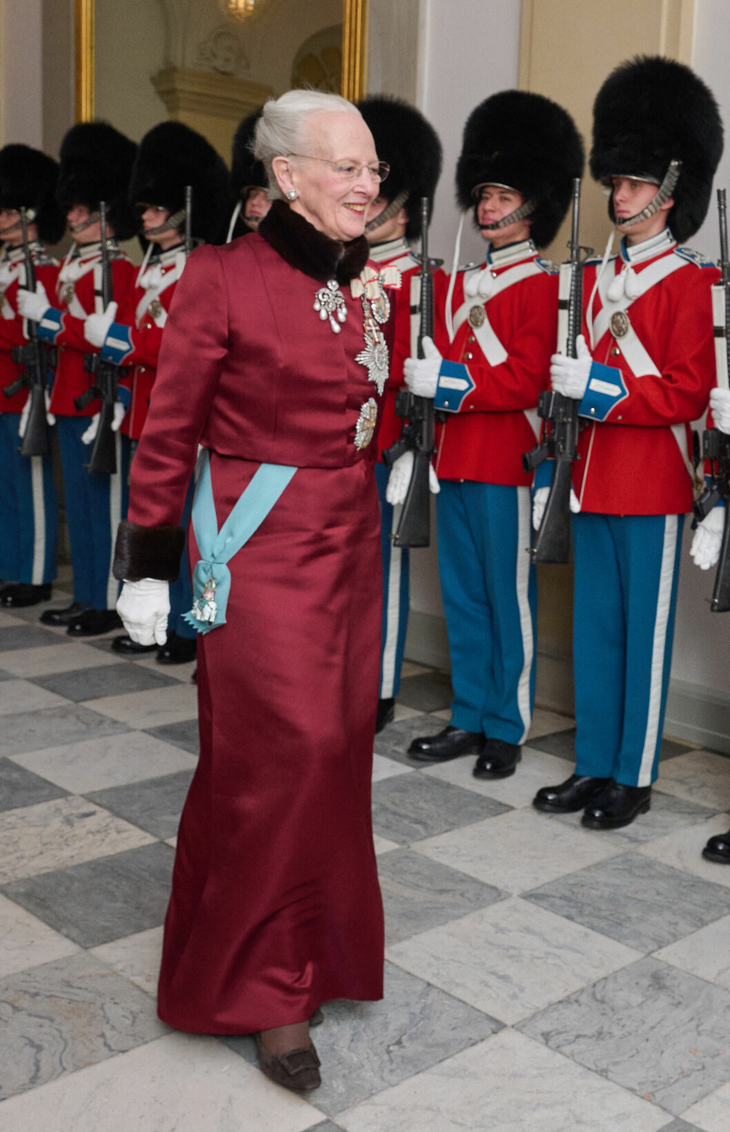 Margrethe var oerhört stilig i sin nya klänning. Drottning Margrethe anländer till nyårsmottagning på Christiansborgs slott