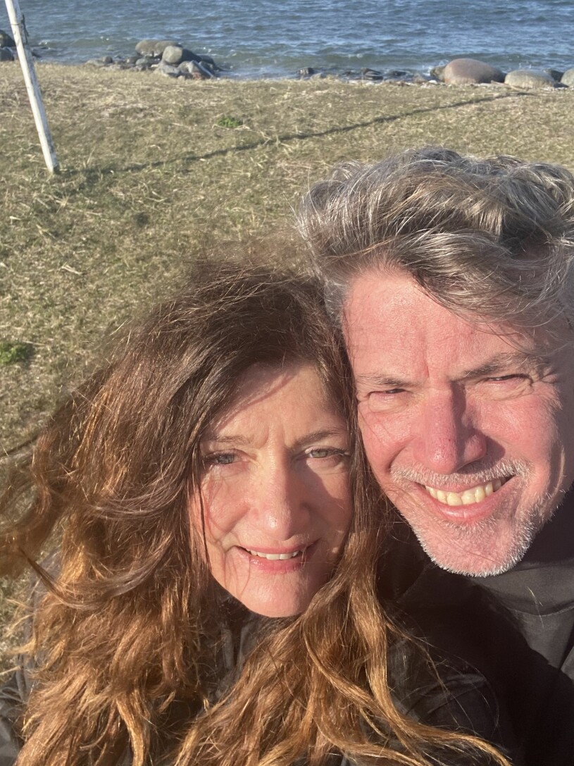 Mari Jungstedt och Thomas Fiskáare – numera nykära! Mari Jungstedt och Thomas Fiskáare ler
