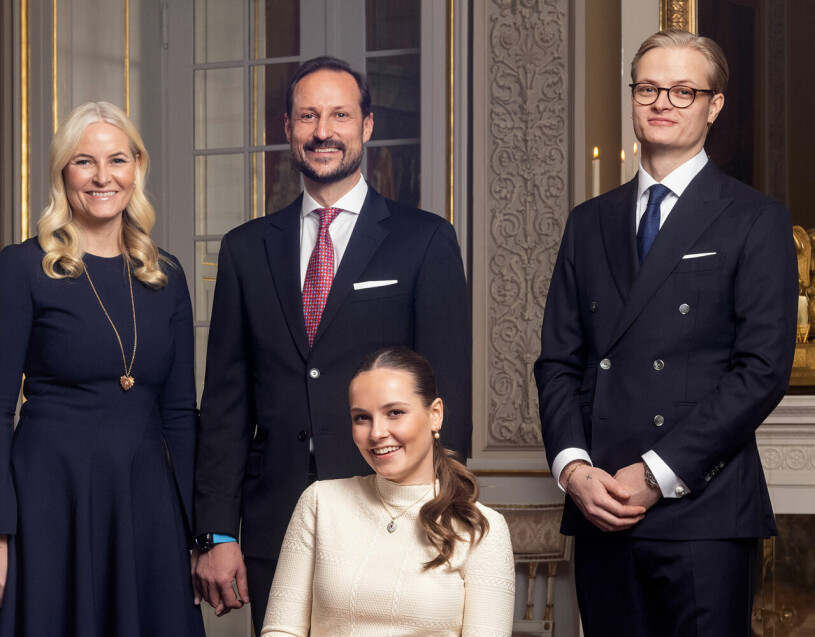 Marius Borg Høiby med kronprinsessan Mette-Marit, kronprins Haakon och prinsessan Ingrid Alexandra