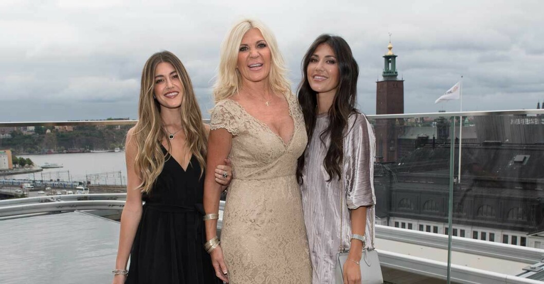 Maria Montazami med döttrarna Sara och Hanna. Maria Montazami med döttrarna Sara och Hanna.