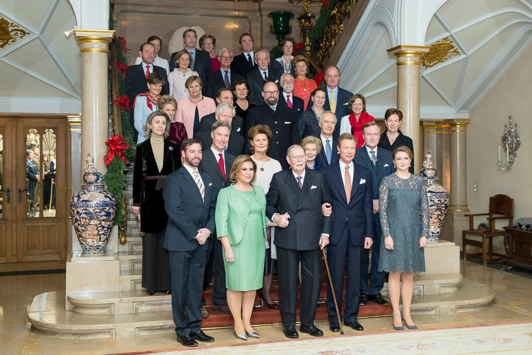 Från vänster, längst fram: Arvprins Guillaume, Storhertiginnan Maria Teresa, Storhertig Jean, Storhertig Henri, Arvprinsessa Stéphanie Andra raden: Prins Guillaume, Prinsessan Margaretha, Ärkehertiginnan Marie-Astrid, Prins Jean. Tredje raden: Prinsessan Sibilla, Prins Nikolaus av Liechtenstein, Ärkehertig Carl-Christian, Grevinnan Diane av Nassau Fjärde raden: Prinsessan Eleonora av Ligne, Prins Michel av Ligne, Prins Robert av Luxembourg, Baronessan Sophie de Potesta, Grevinnan Monica av Holstein-Ledreborg. Femte raden: Grevinnan Silvia av Holstein-Ledreborg, grevinnan Lydia of Holstein-Ledreborg, prinsessan Anne of Ligne, Baron Jean-Louis de Potesta, Henrik de Jonquières. Sjätte raden: John Munro av Foulis, Grevinnan Tatiana av Holstein-Ledreborg, Prins Wauthier av Ligne, Chevalier Charles de Fabribeckers de Cortils de Grâce, Prinsessan Sophie av Ligne. Sjunde raden: Grevinnan Antonia av Holstein-Ledreborg, Mark von Riedemann, Prinsessan Régine av Ligne, Prins Lamoral av Ligne, Prinsessan Jacqueline av Ligne. Maria Teresa