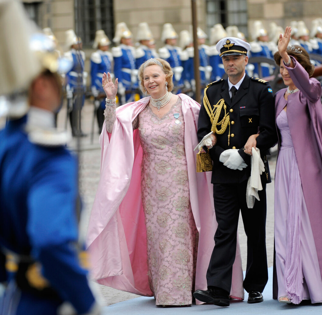 Marianne i karamellrosa sidencape på kronprinsessans bröllop. Till höger adjutanten och Madeleine Kogevinas, född Bernadotte. Marianne Bernadotte på kronprinsessan Victorias bröllop