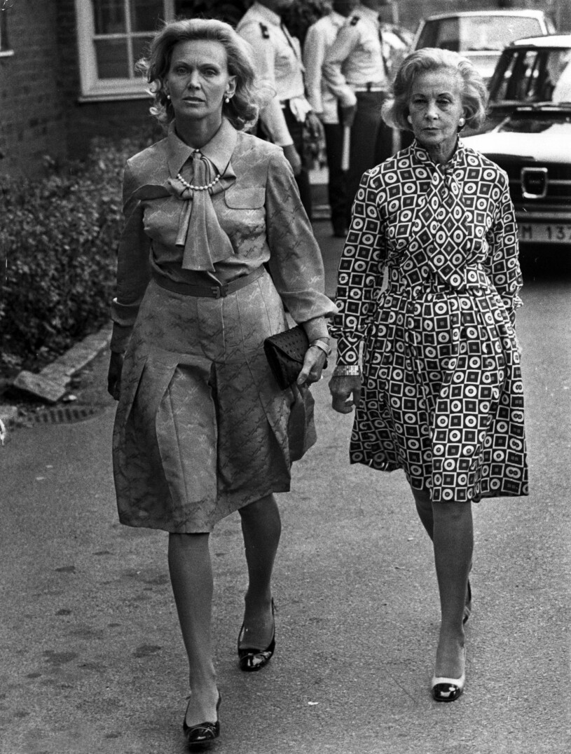 Marianne Bernadotte och Lilian Craig lämnar Helsingborgs lasarett efter ett besök hos kung Gustaf VI Adolf 27:e augusti 1973.