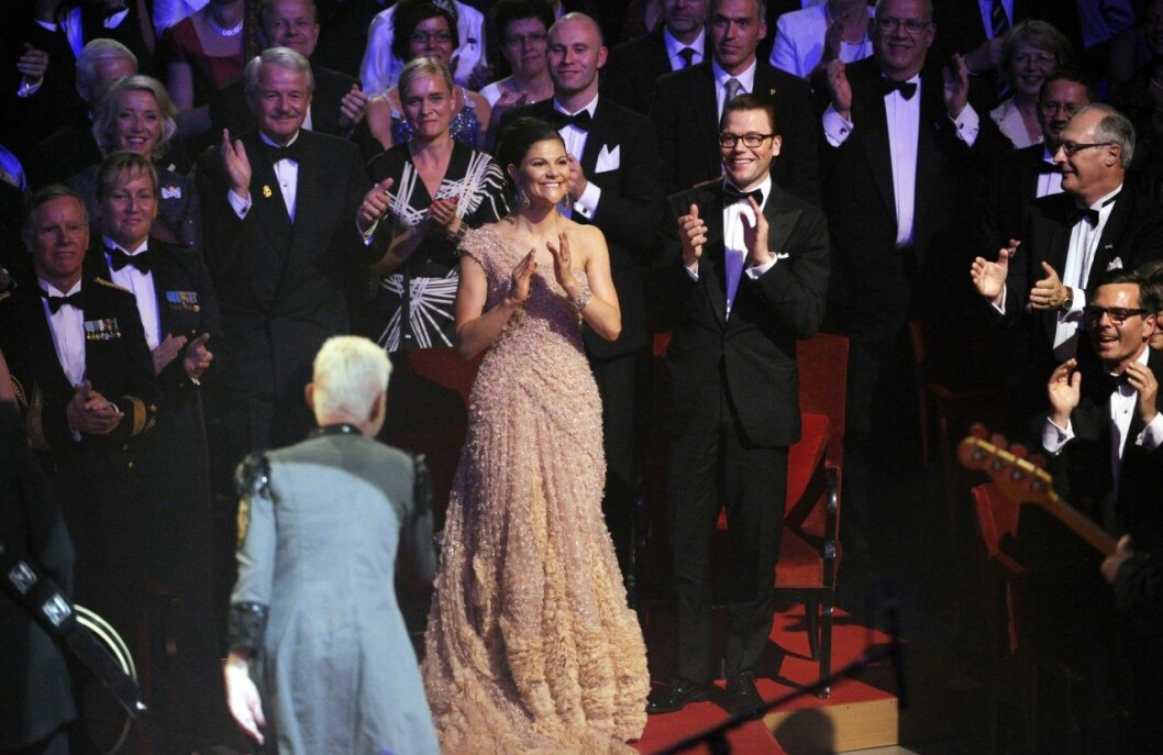 Marie Fredriksson i Roxette på scen framför kronprinsessan Victoria och Daniel Westling under riksdagens officiella festkonsert på Stockholms Konserthus med anledning av det kungliga bröllopet.