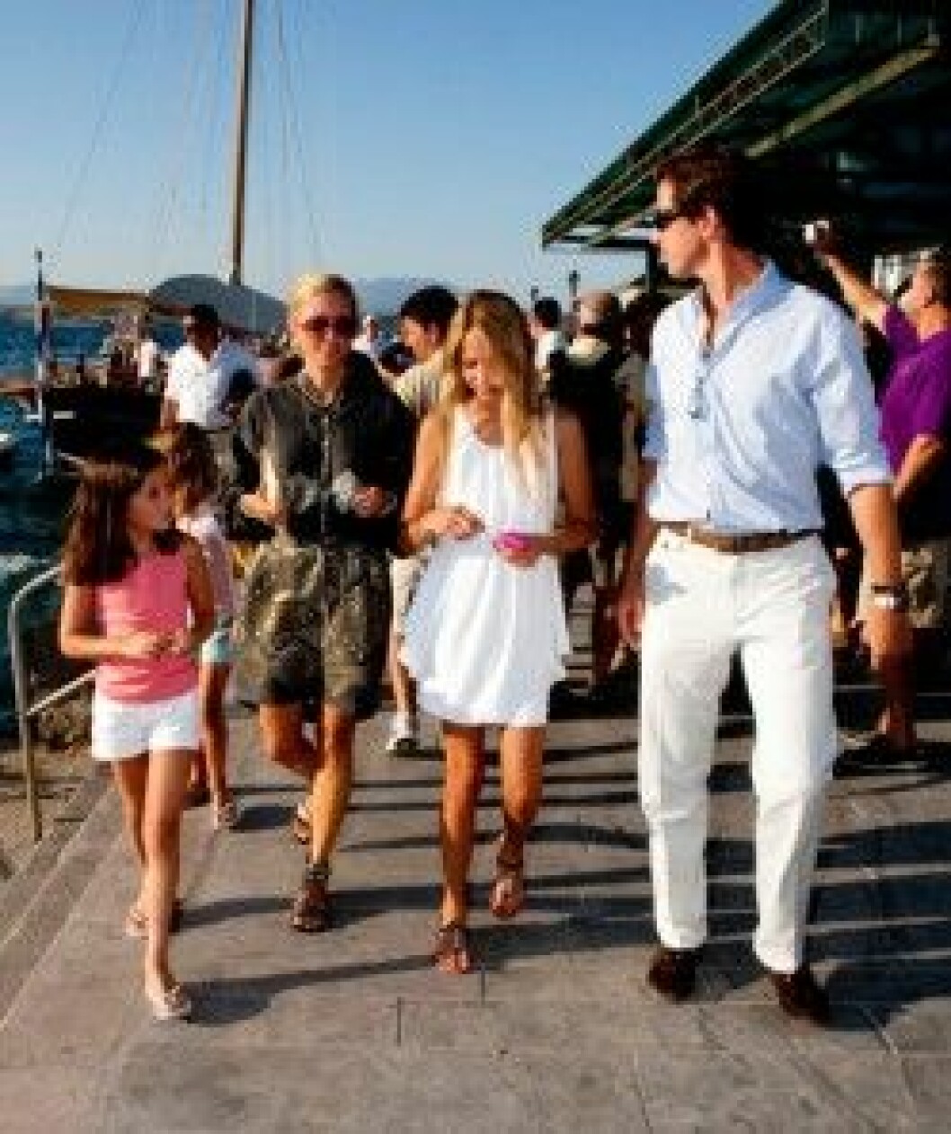 Marie-Chantal och Pavlos med döttrarna Maria-Olympia och Odysseas Kimon. Marie-Chantal och Pavlos med döttrarna Maria-Olympia och Odysseas Kimon.