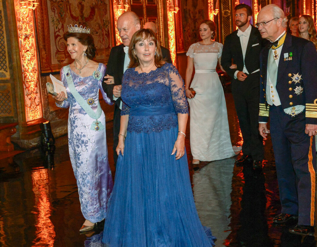 Marie tiger som muren. Marie Hellqvist med kungen och drottning Silvia 2015.