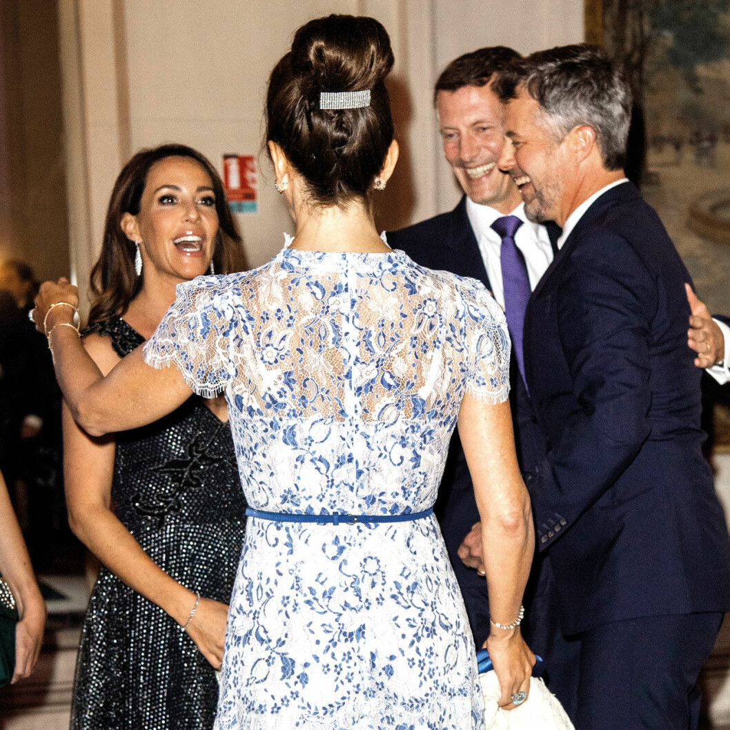 Soliga miner när Marie och Joachim träffade Mary och Frederik i Paris för precis en månad sedan. Det var glada miner i Paris när Marie och Joachim träffade Mary och Frederik.