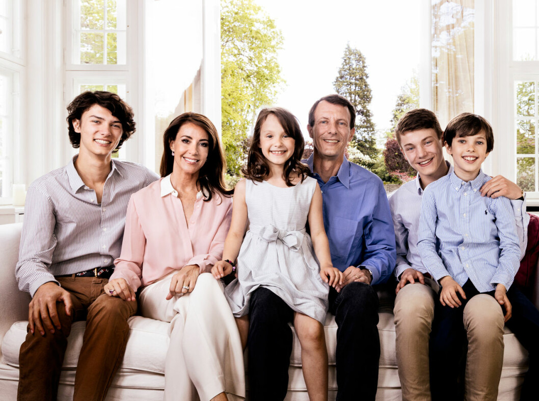 Handen som hamnat fel? Prins Joachims familj hemma i soffan.