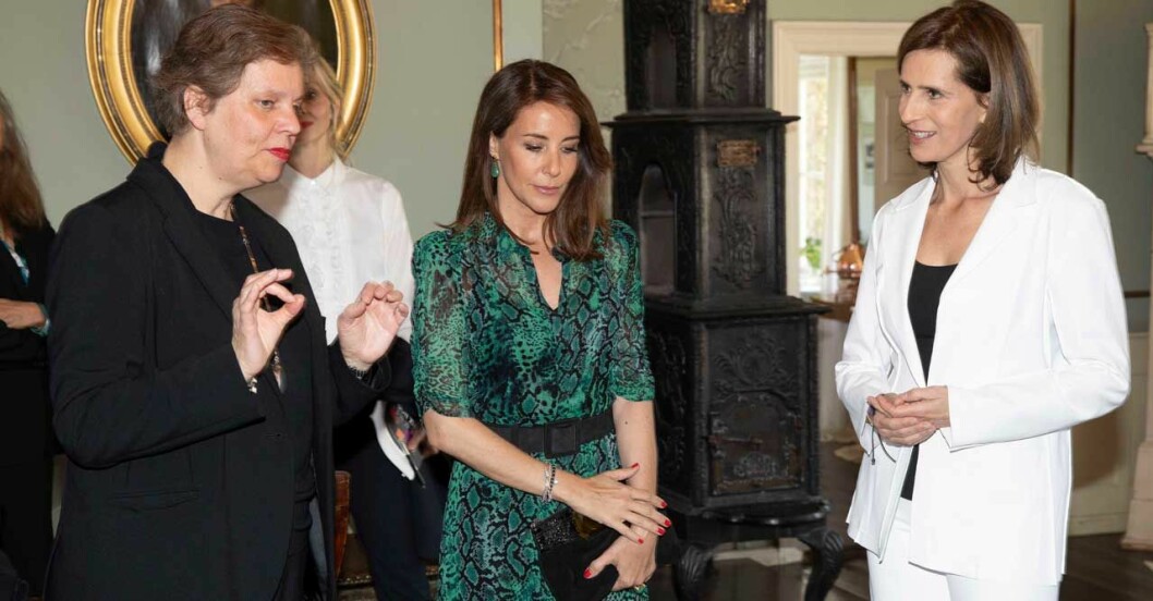 Här på bilden ser vi även museets direktör Catherine Lefebvre som välkomnade de bägge prinsessorna till eventet. prinsessan Marie