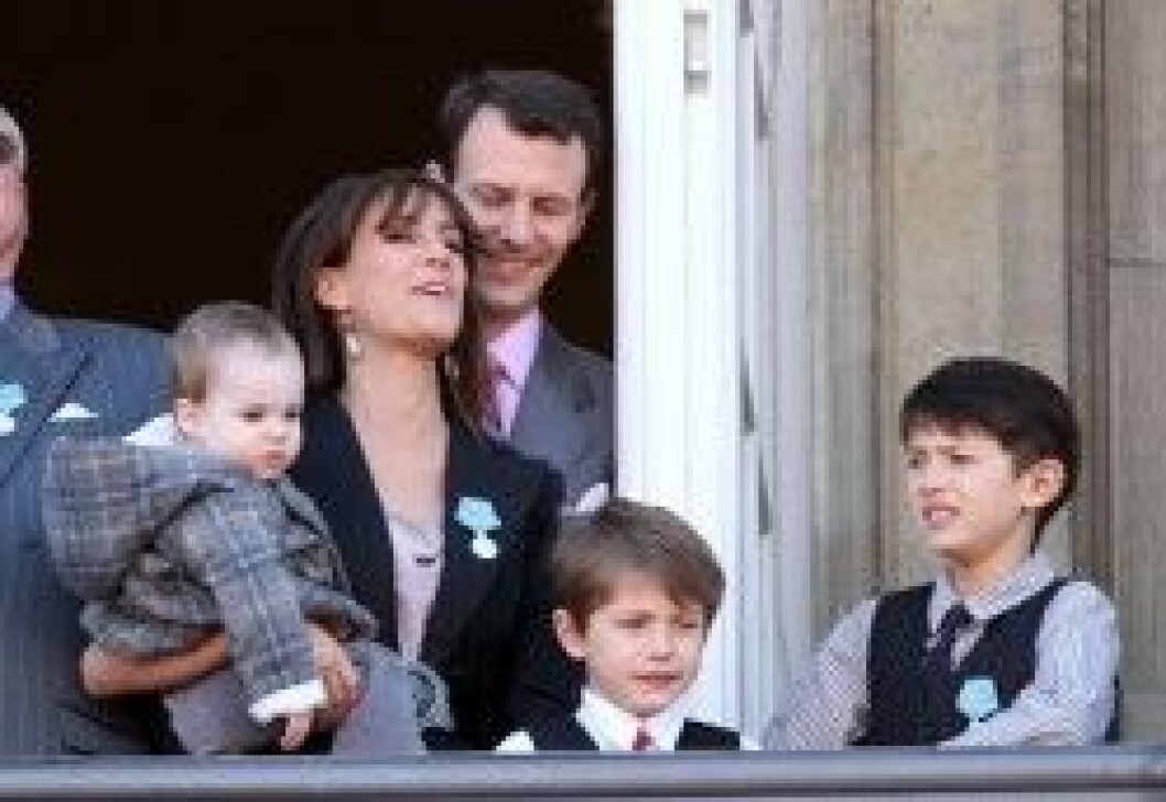 Prins Nikolai tillsammans med pappa prins Joachim, bonusmamma prinsessan Marie och lillebröderna prins Felix och prins Henrik junior. Prins Nikolai tillsammans med pappa prins Joachim, bonusmamma prinsessan Marie och lillebröderna prins Felix och prins Henrik junior.