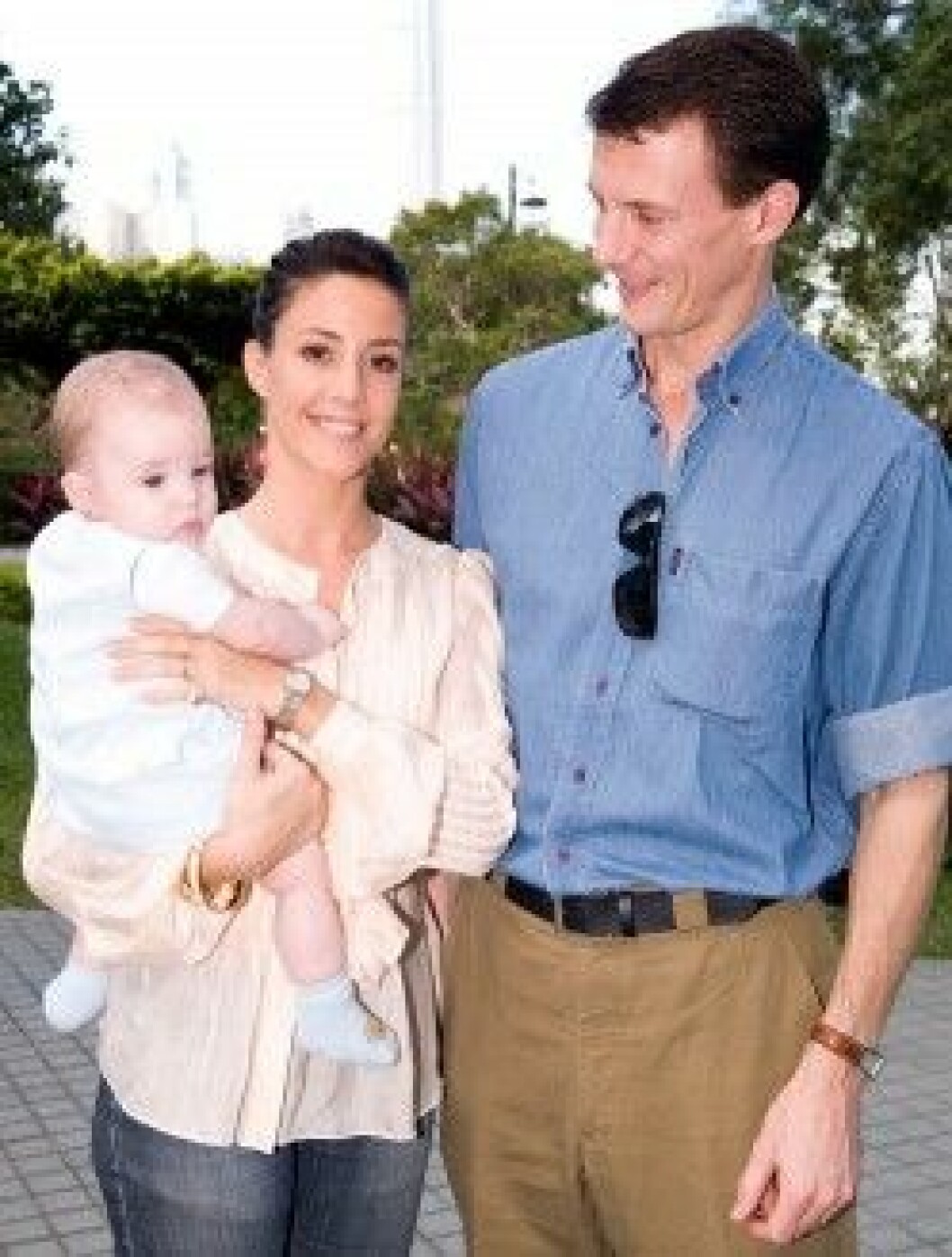 Prinsessan Marie vägrar lämna sonen hemma. Prinsessan Marie vägrar lämna sonen hemma.