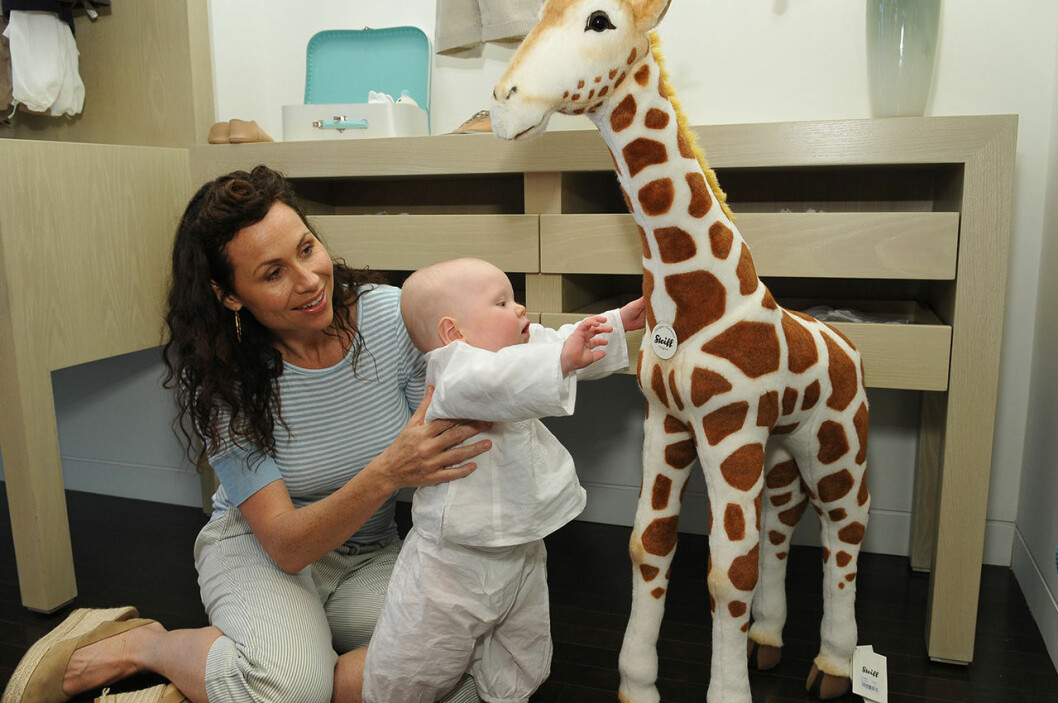Minnie Driver med sin son Henry Driver i Marie Chantals nya butik. Minnie Driver med sin son Henry Driver i Marie Chantals nya butik.