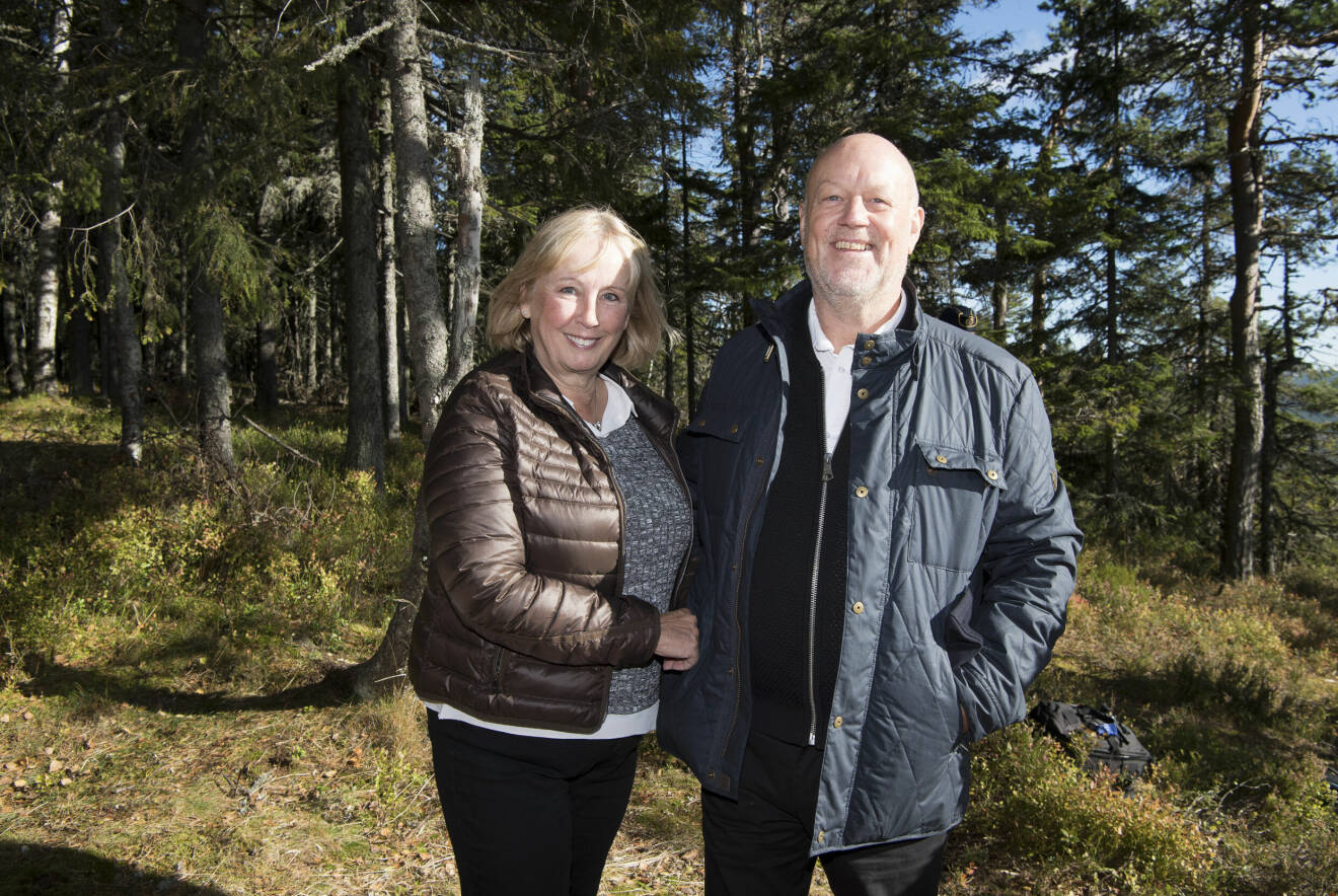 Marie och Erik Hellqvist i en skog i Älvdalen