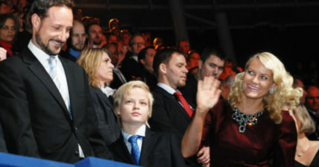 Marius med kronprins Haakon och mamma Mette-Marit på Nobels Fredspris-konsert i december.