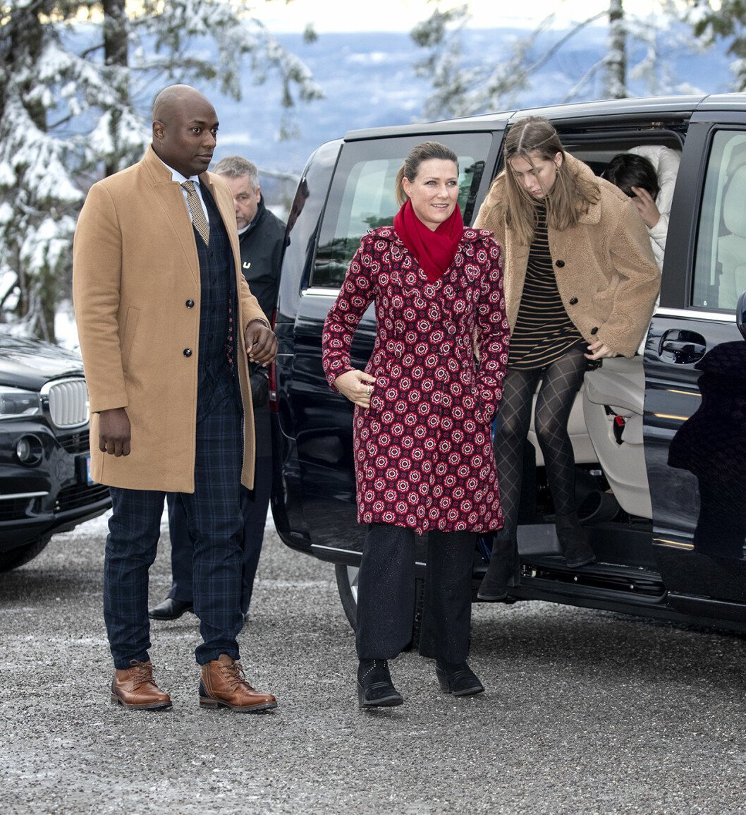 Durek Verrett och prinsessan Märtha Louise utanför Holmenkollens kapell i julas. Durek och Märtha Louise