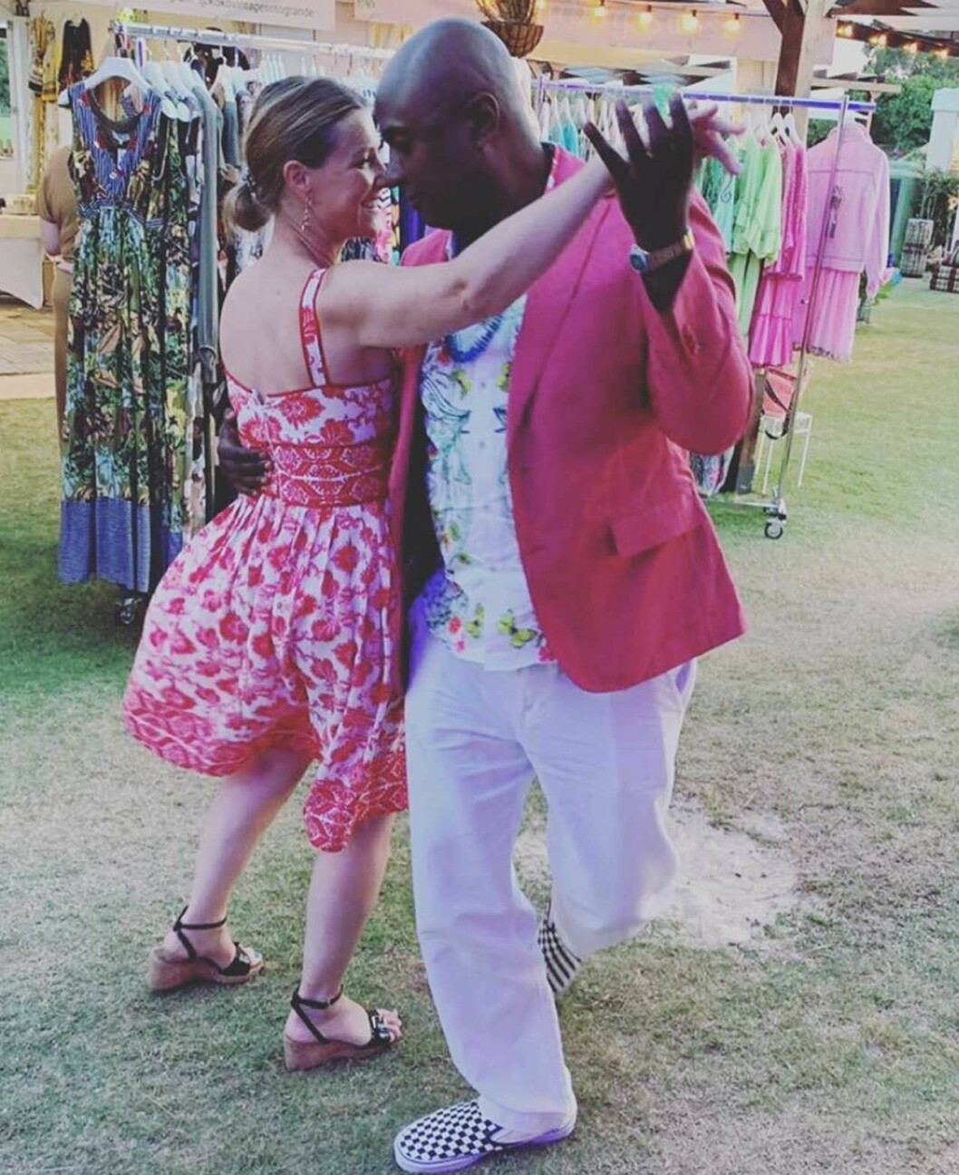 Den här bilden har Durek Verrett tidigare lagt ut på sitt Instagram. Prinsessan Märtha Louise dansar med schamanen Durek Verrett.