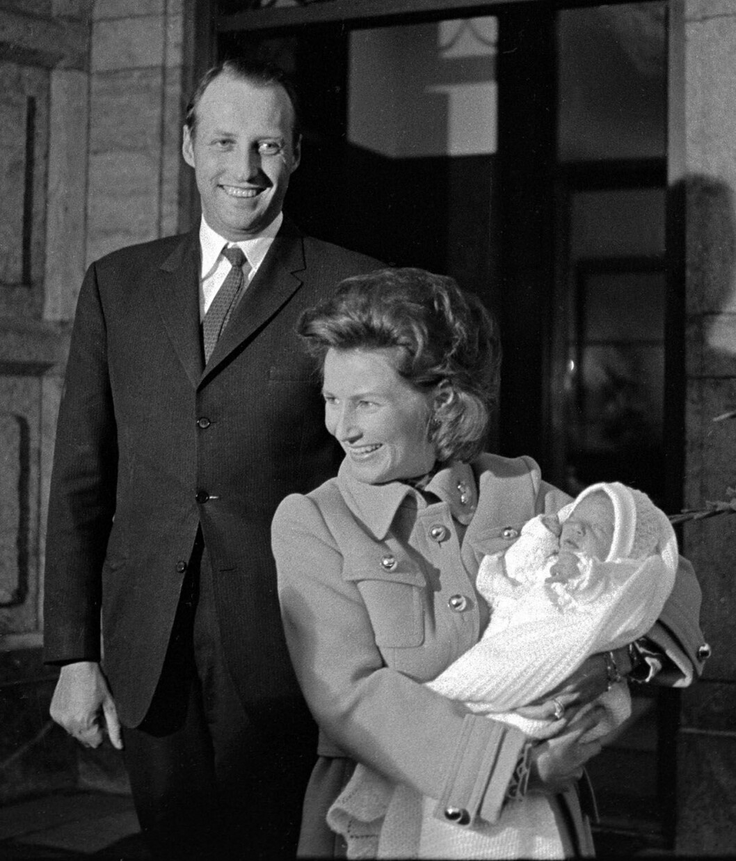 Harald och Sonja tillsammans med nyfödda lilla Märtha Louise utanför sjukhuset. 1971 föddes prinsessan Märtha Louise