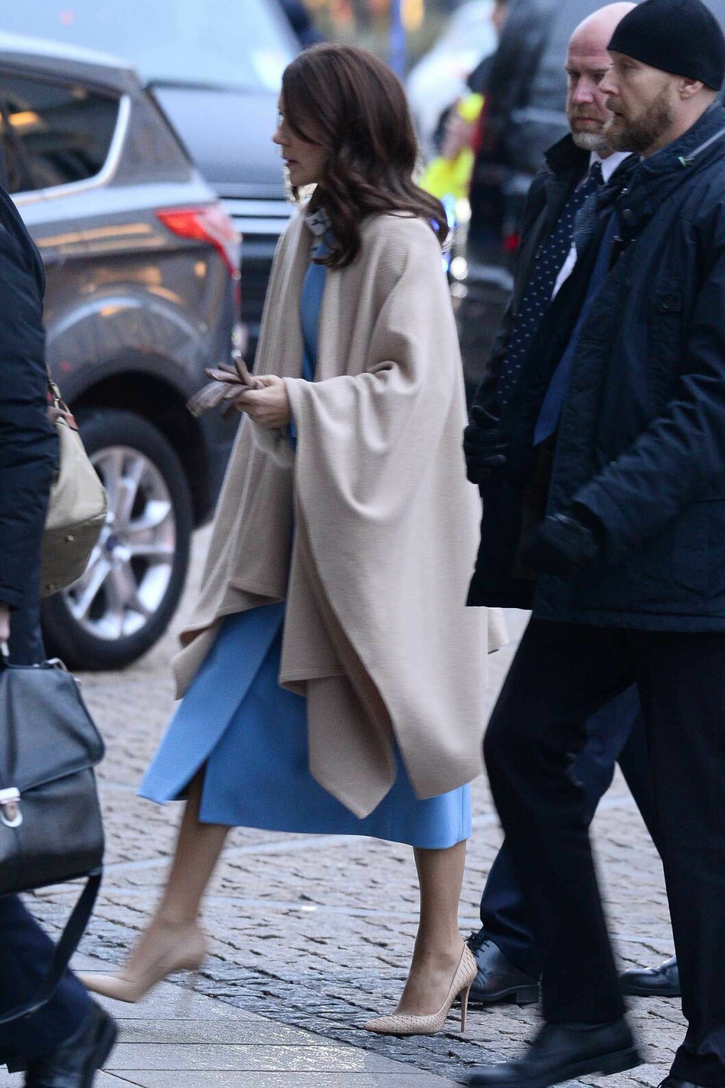 Mary i blå kappa och beige sjal. Mary