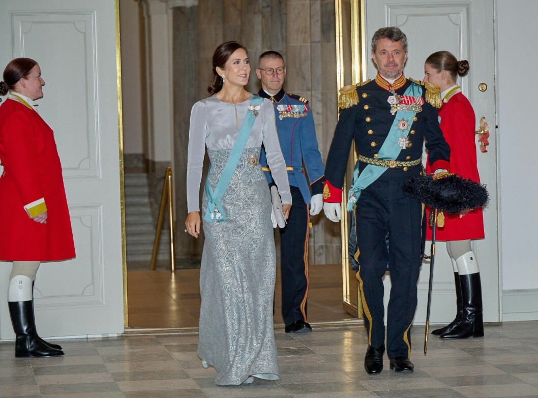 Wow – som de glänste! Kronprinsessan Mary och kronprins Fredrik anländer till nyårsmottagning på Christiansborgs slott