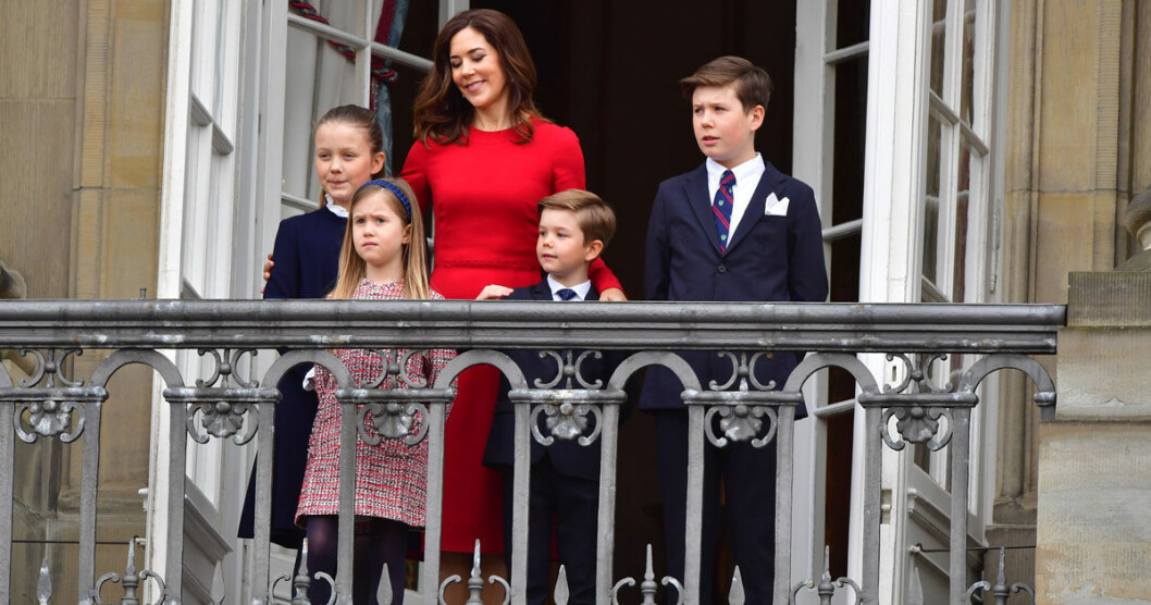 Kronprinsessan Mary med sina och kronprins Frederiks barn på balkongen på drottningens 78-årsdag.