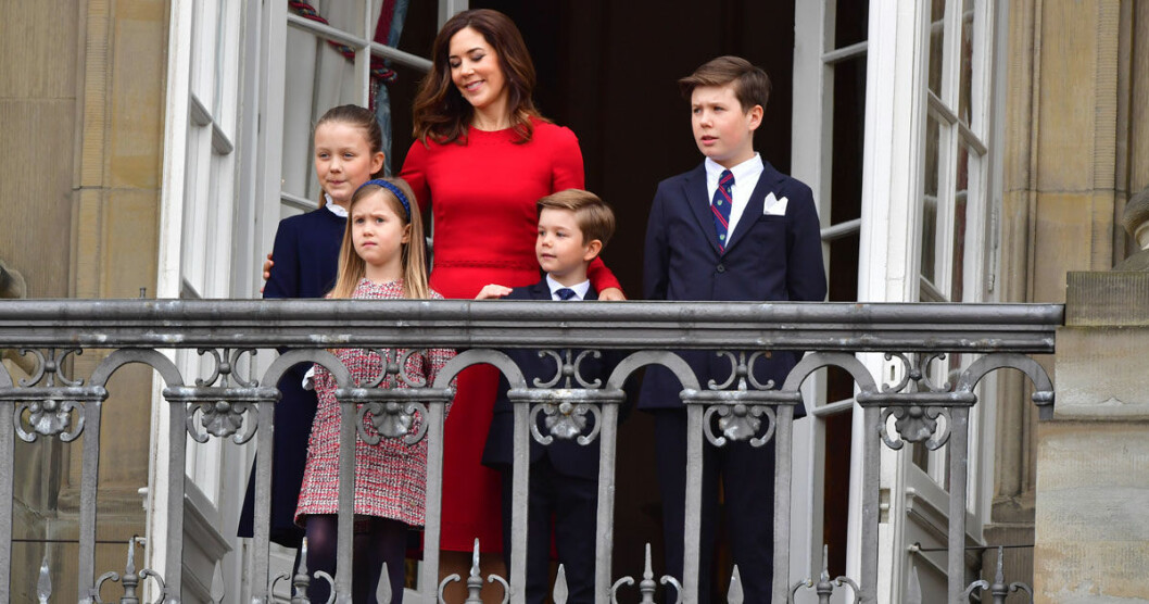 Kronprinsessan Mary med sina och kronprins Frederiks barn på balkongen. Kronprinsessan Mary med sina och kronprins Frederiks barn på balkongen på drottningens 78-årsdag.