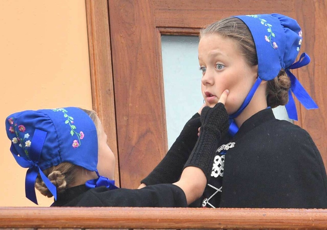 Prinsessan Josephine busar med storasyster prinsessan Isabella under besöket på Färöarna.