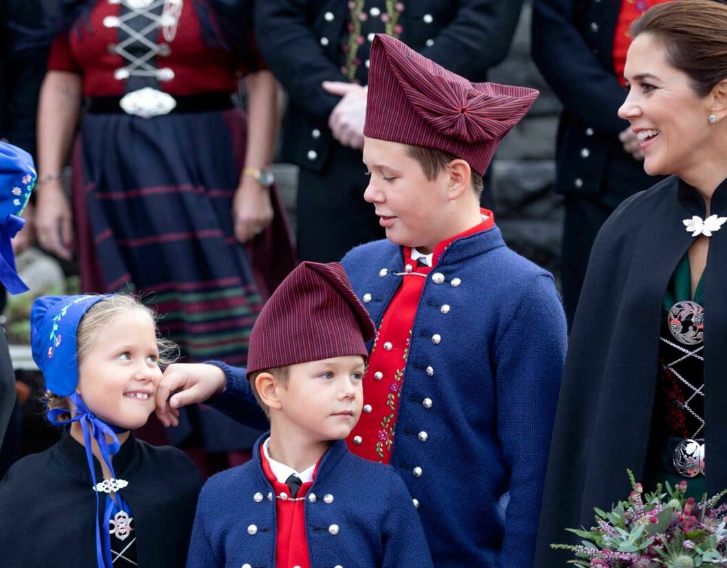 Kronprinsessan Mary kunde vara stolt över sina barn, de bar snällt sina nya nationaldräkts-luvor.