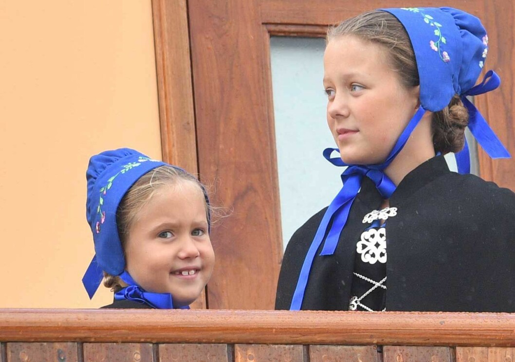 Prinsessan Josephine med storasyster prinsessan Isabella under besöket på Färöarna.