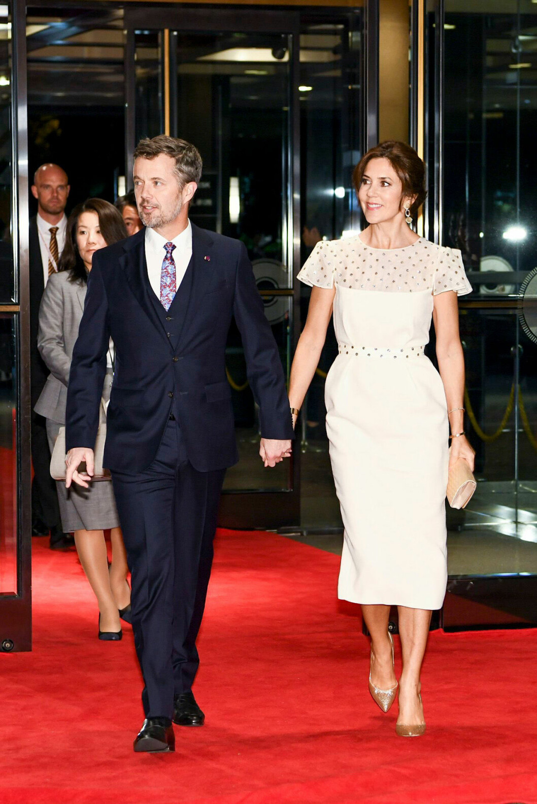 Mary och Frederik är vana att göra det mesta tillsammans, nu förändras det under en period. Mary och Frederik