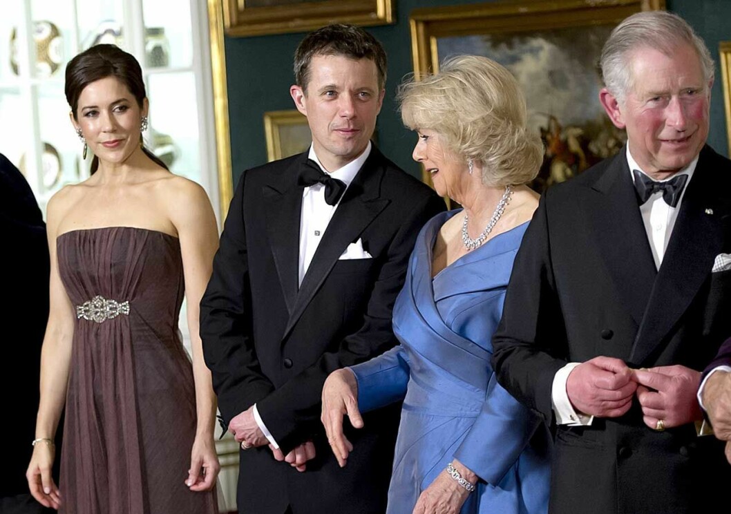 Gemytligt när Charles och Camilla dinerade hos Mary och Frederik i Köpenhamn. Kronprins Frederik och kronprinsessan Mary har tackat ja till 70-årsfesten som drottning Elizabeth ger till prins Charles ära.
