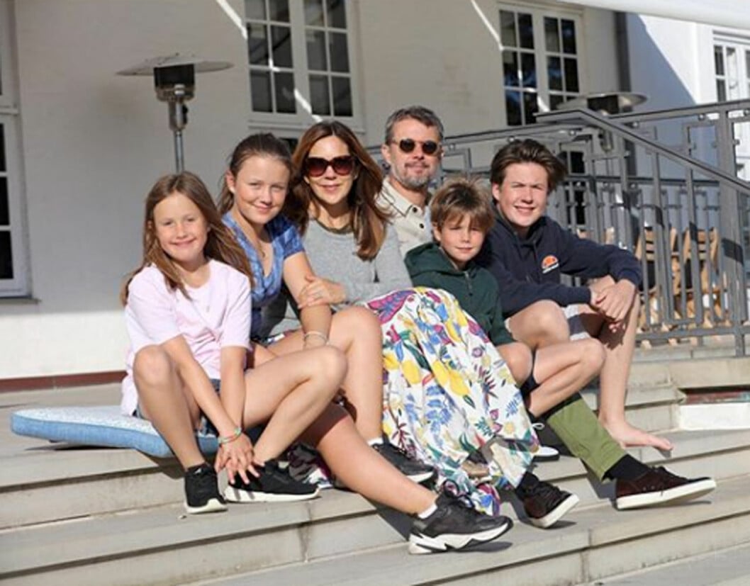 Prinsessan Josefine, prinsessan Isabella, prins Vincent och prins Christian med mamma Mary och pappa Frederik. Prinsessan Josefine, prinsessan Isabella, prins Vincent och prins Christian med mamma Mary och pappa Frederik på slottet Gråsten